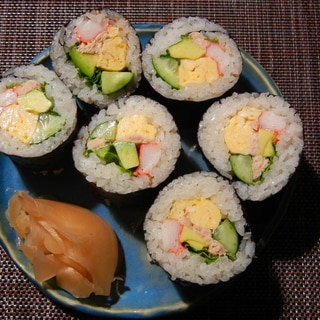 カニカマとシーチキンと胡瓜と卵焼きの太巻き